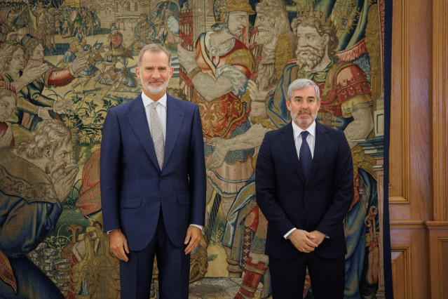 El Rey Felipe VI (i) y el presidente de Canarias, Fernando Clavijo (d), posan en el Palacio de la Zarzuela, a 20 de septiembre de 2023, en Madrid (España). Clavijo recuperó el pasado mes de julio la presidencia de Canarias después de cuatro años en la opo