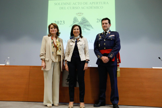 20-09-23 La Ministra De Defensa En Funciones, Margarita Robles, Junto A Al Susecretaria De Defensa Adoración Mateos Tejada Y El Jefe Del Mando De Personal Del Éjercito Del Aire Y Del Espacio, Enrique Biosca Vázquez