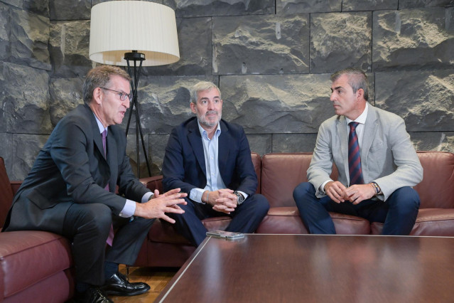 (I-D) El presidente del PP, Alberto Núñez Feijóo; el presidente del Gobierno de Canarias y líder de Coalición Canaria (CC), Fernando Clavijo y el vicepresidente del Gobierno y presidente del PP de Canarias, Manuel Domínguez, durante una reunión en la sede