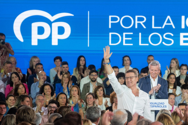 El presidente del Partido Popular y candidato a la presidencia del Gobierno, Alberto Nuñez Feijóo, saluda a los asistentes en un mitin, en el Multiusos Fontes do Sar, a 17 de septiembre de 2023, en Santiago de Compostela, A Coruña, Galicia (España). Este