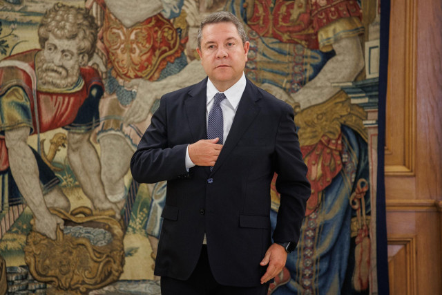 El presidente de la Junta de Comunidades de Castilla-La Mancha, Emiliano García-Page, posa en el Palacio de la Zarzuela, a 20 de septiembre de 2023, en Madrid (España). Don Felipe recibe al presidente de la Junta de Comunidades de Castilla-La Mancha, Emil