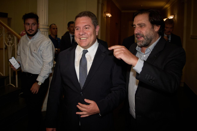 El presidente de Castilla-La Mancha, Emiliano García-Page (i), a su llegada a la presentación de su nueva obra 'La rosa y las espinas', en el Ateneo de Madrid, a 20 de septiembre de 20213, en Madrid (España). Este libro recoge la trayectoria personal y po