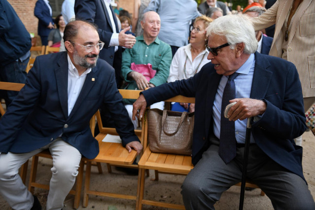 Archivo - Javier Lambán y Felipe Gónzalez durante la entrega del III premio Rojana Alfredo Pérez Rubalcaba en los Jardines de la Residencia de Estudiantes, a 12 de junio de 2023, en Madrid (España). El premio está otorgado por la fundación Felipe González