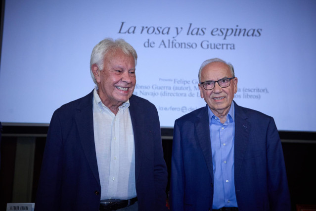 El expresidente del Gobierno, Felipe González (i), y el exvicepresidente del Gobierno, Alfonso Guerra (d), durante la presentación de su nueva obra 'La rosa y las espinas', en el Ateneo de Madrid, a 20 de septiembre de 20213, en Madrid (España).