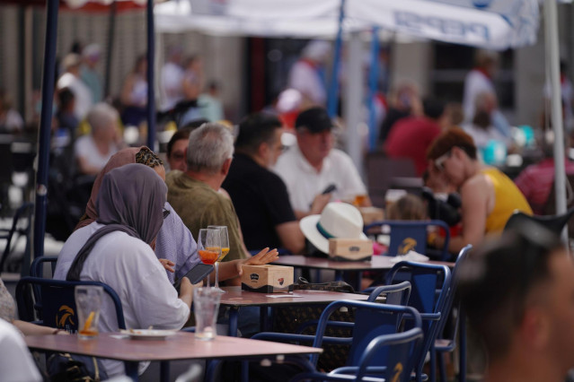 Archivo - Varias personas en la terraza de un bar