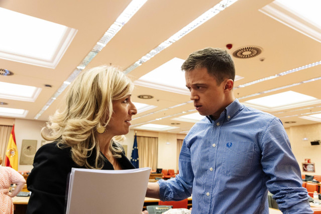 La líder de Sumar, Yolanda Díaz y el líder de Más País, Iñigo Errejón, conversan durante la reunión del Grupo Parlamentario Plurinacional Sumar, en el Congreso de los Diputados, a 13 de septiembre de 2023, en Madrid (España).