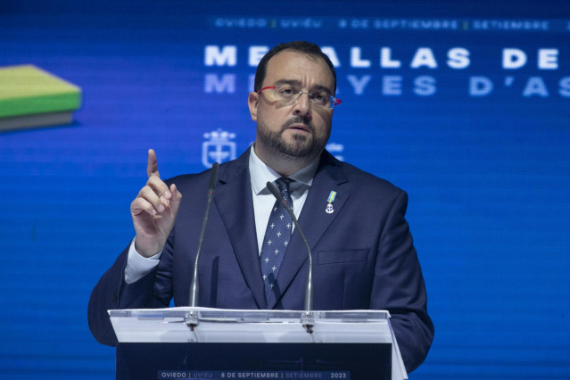 El presidente del Principado, Adrián Barbón, interviene durante el acto de entrega de las medallas de Asturias 2023, en el Auditorio Príncipe Felipe, a 8 de septiembre de 2023, en Oviedo, Asturias (España).