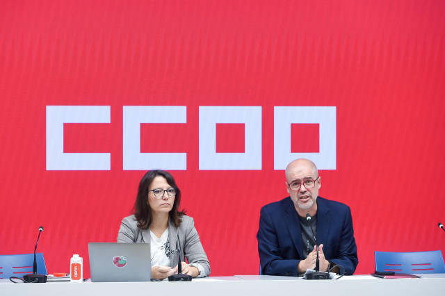 El secretario general de CCOO, Unai Sordo (dcha) y la secretaria confederal de Comunicación, Empar Pablo Martínez (izda), presentan las propuestas de sindicato para el nuevo curso