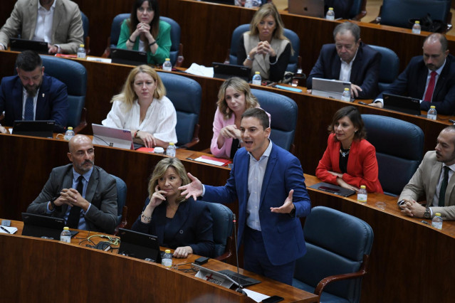 El portavoz del PSOE en la Asamblea de Madrid, Juan Lobato, interviene durante una sesión plenaria en la asamblea madrileña,  a 21 de septiembre de 2023, en Madrid (España).