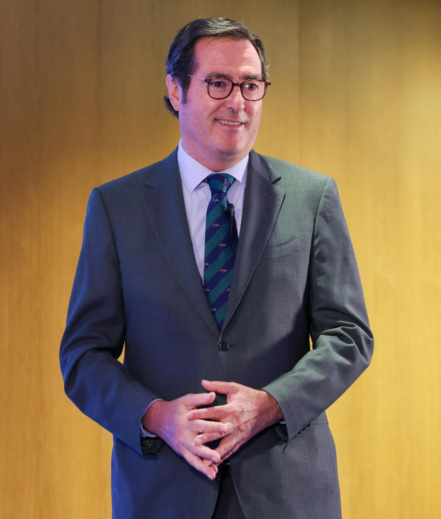 El presidente de la CEOE, Antonio Garamendi, interviene durante la V Jornada Mujeres y Liderazgo, en la sede de la CEOE, a 14 de septiembre de 2023, en Madrid (España).