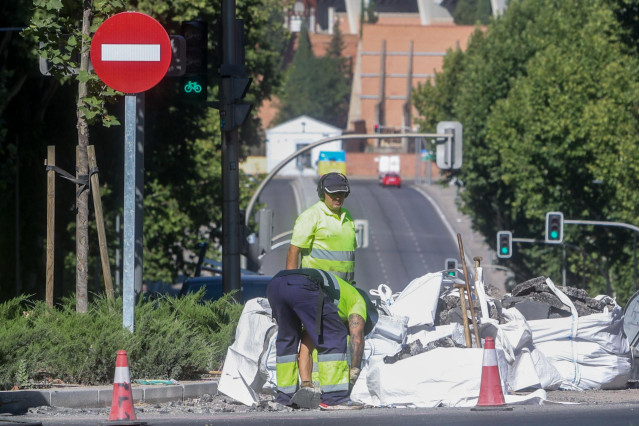 Archivo - Dos trabajadores de la construcción, a 2 de agosto de 2023, en Madrid (España). La Comunidad de Madrid ha registrado un descenso del paro del 3,3% en el último año, con 10.301 desempleados menos.
