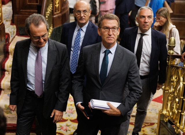 El presidente del PP, Alberto Núñez Feijóo (d), sale de una sesión plenaria, en el Congreso de los Diputados, a 21 de septiembre de 2023, en Madrid (España). Durante el Pleno de hoy se tramita en lectura única la reforma del Reglamento para permitir el us