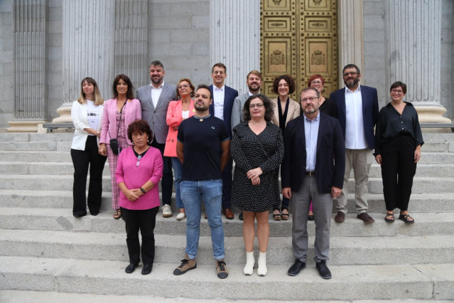 Diputados de Sumar junto a parlamentarios de Junts y ERC con representantes de entidades en defensa de las distintas lenguas cooficiales.