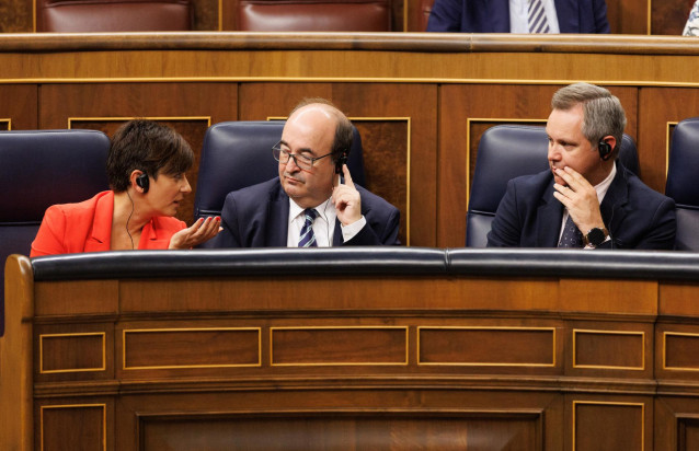La ministra Portavoz en funciones, Isabel Rodríguez; el ministro de Cultura y Deporte en funciones, Miquel Iceta y el ministro de Sanidad en funciones, José Miñones, durante una sesión plenaria.