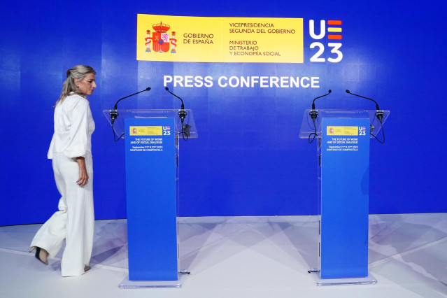 La vicepresidenta segunda y ministra de Trabajos y Asuntos Económicos, Yolanda Díaz, a su llegada a una rueda de prensa junto al comisario europeo de Empleo y Derechos Sociales, en el Hostal dos Reis Católicos, a 21 de septiembre de 2023, en Santiago de C