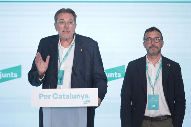 Archivo - El portavoz de Junts en el Senado, Josep Lluís Cleries (i), y el vicepresidente y portavoz de Junts, Josep Rius (d), durante el seguimiento de la jornada electoral de los comicios generales en el hotel Barceló Sants, a 23 de julio de 2023, en Ba