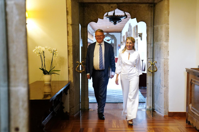 La vicepresidenta segunda y ministra de Trabajos y Asuntos Económicos, Yolanda Díaz, y el comisario europeo de Empleo y Derechos Sociales, Nicolas Schmit, a su llegada a una rueda de prensa,  en el Hostal dos Reis Católicos, a 21 de septiembre de 2023, en