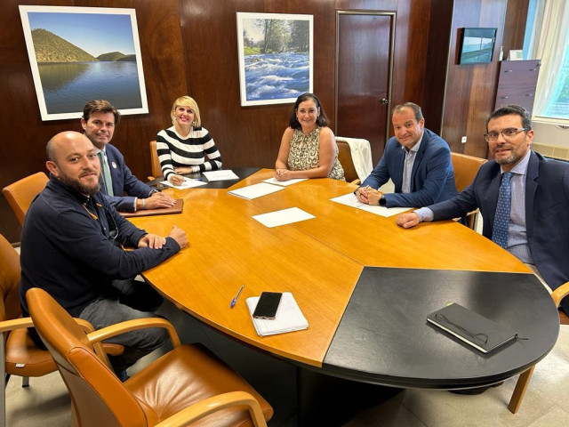 La consejera de Hacienda y Administración Pública, Elena Manzano, se ha reunido este jueves con miembros de la directiva de la Asociación Extremeña de la Empresa Familiar (AEEF).