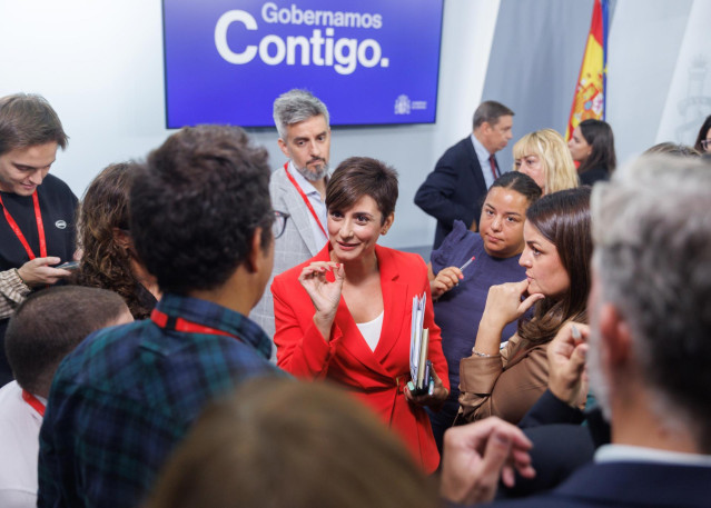 La ministra Portavoz y de Política Territorial en funciones, Isabel Rodríguez, a su salida de una rueda de prensa posterior a la reunión del Consejo de Ministros, en el Palacio de La Moncloa, a 12 de septiembre de 2023, en Madrid (España).