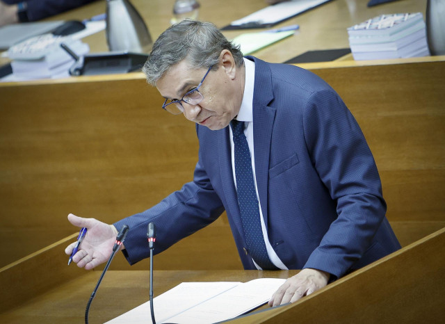 El conseller José Antonio Rovira comparece en Les Corts