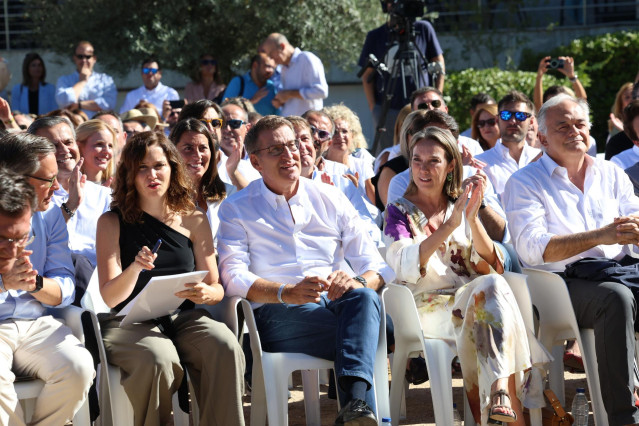 (I-D) El secretario general del PP de Madrid, Alfonso Serrano; la presidenta de la Comunidad de Madrid, Isabel Díaz Ayuso; el presidente del PP, Alberto Núñez Feijóo; la secretaria general del PP y portavoz en el Congreso, Cuca Gamarra y el vicesecretario