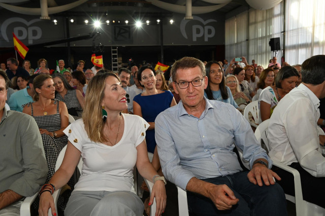 Archivo - Guardiola y Feijóo, durante un acto público el pasado mes de julio en Badajoz.