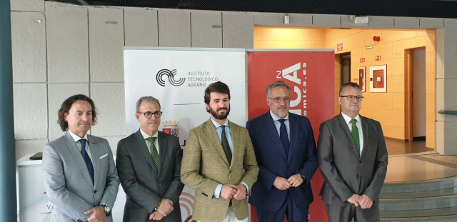 El vicepresidente de la Junta, Juan García-Gallardo (centro), junto al consejero de Empleo, Mariano Veganzones, y el consejero de Agricultura, Ganadería y Desarrollo Rural, Gerardo Dueñas