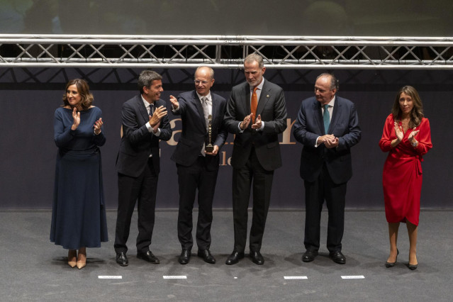 La alcaldesa de Valencia, María José Catalá (i), el presidente de la Generalitat Carlos Mazón (2i), el Rey Felipe VI (c), el presidente de la Cámara de Comercio de Valencia, José Vicente Morata (2d), y la secretaria de Estado de Comercio, Xiana Méndez (d)