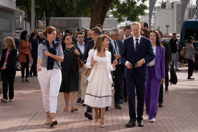 La ministra de Transportes, Movilidad y Agenda Urbana, Raquel Sánchez (c), durante una visita técnica al Puerto de Barcelona este jueves, junto a sus homólogos europeos.