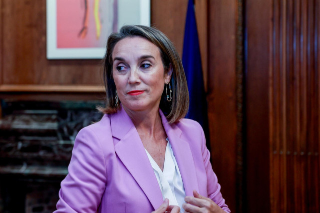 La portavoz del PP, Cuca Gamarra, a su llegada para reunirse con el portavoz del PNV en el Congreso, en el marco de la ronda de contactos del PP de cara a la investidura de Feijóo, en el Congreso, a 18 de septiembre de 2023, en Madrid (España).