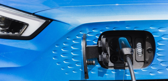 Carga de un coche eléctrico. Imagen de archivo