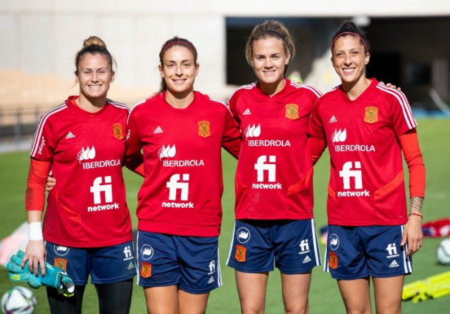 Archivo - Las jugadoras españolas Sandra Paños, Alexia Putellas, Irene Paredes y Jennifer Hermoso posan en una concentración de la selección