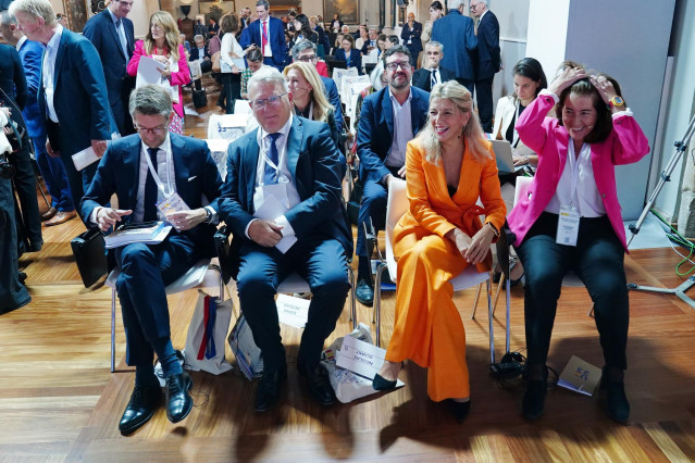 (I-D) El alcalde de Rochefort (Francia), Pierre-Yves Dermagne; el comisario europeo de Empleo y Derechos Sociales, Nicolas Schmit; la  vicepresidenta segunda y ministra de Trabajos y Asuntos Económicos, Yolanda Díaz y la ministra de Trabajo, Solidaridad y