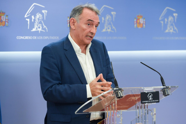 El portavoz parlamentario de Izquierda Unida y diputado del Grupo Plurinacional Sumar, Enrique Santiago, ofrece una rueda de prensa para presentar una iniciativa parlamentaria, en el Congreso de los Diputados