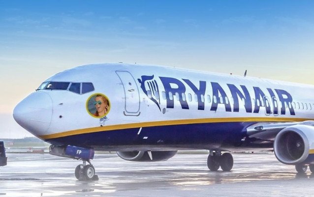 Archivo - Avión de Ryanair