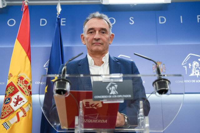 El portavoz parlamentario de IU y diputado del Grupo Plurinacional Sumar, Enrique Santiago, ofrece una rueda de prensa para presentar una iniciativa parlamentaria, en el Congreso de los Diputados, a 22 de septiembre de 2023, en Madrid (España).