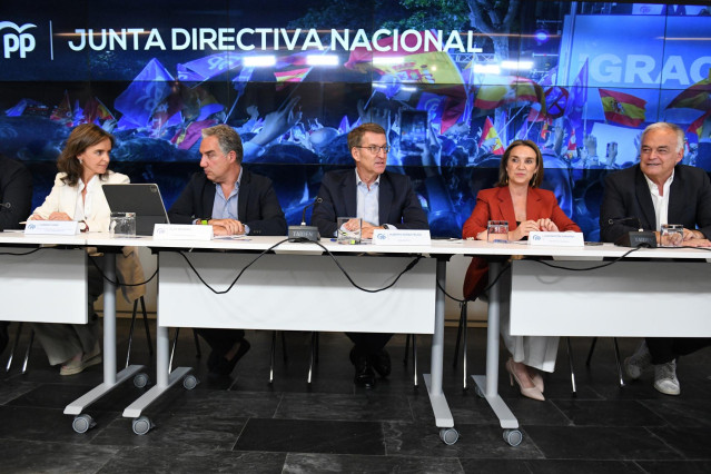 Archivo - (I-D) La vicesecretaría de Políticas Sociales y Reto Demográfico, Carmen Funez; el coordinador general del PP, Elías Bendodo; el presidente del Partido Popular y candidato a la presidencia del Gobierno, Alberto Núñez Feijóo; la secretaria genera