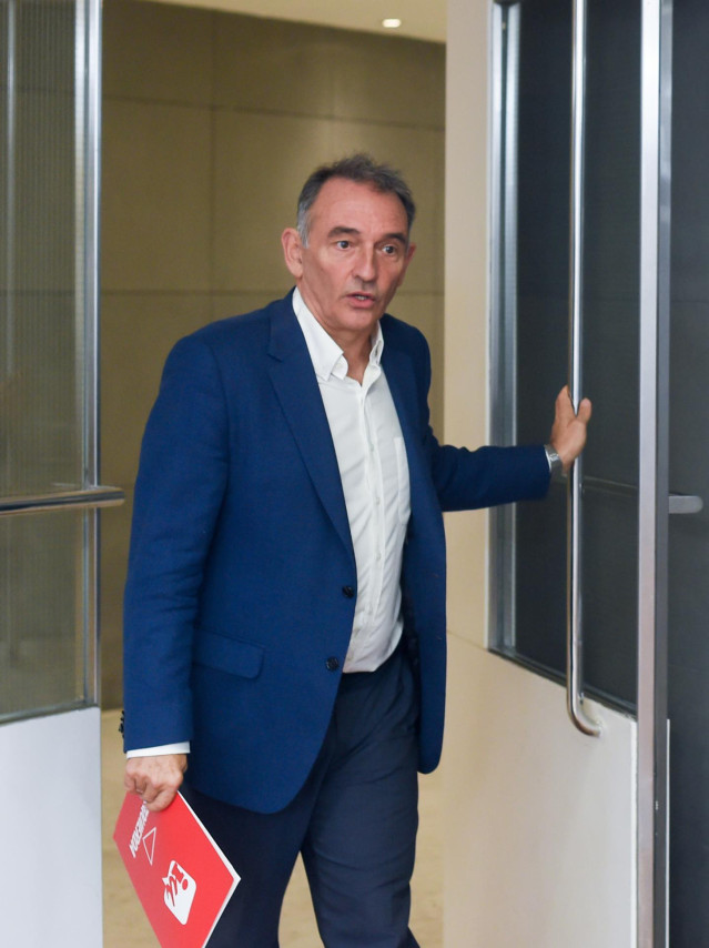 El portavoz parlamentario de IU y diputado del Grupo Plurinacional Sumar, Enrique Santiago, a su llegada a una rueda de prensa para presentar una iniciativa parlamentaria, en el Congreso de los Diputados, a 22 de septiembre de 2023, en Madrid (España).