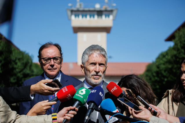 El ministro del Interior en funciones, Fernando Grande-Marlaska,  ofrece declaraciones a los medios tras el acto central de celebración de la festividad de la Merced en el Centro Penitenciario Madrid VI