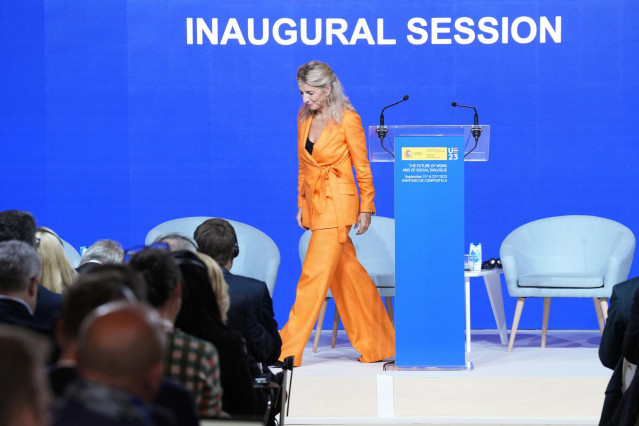 La vicepresidenta segunda y ministra de Trabajos y Asuntos Económicos, Yolanda Díaz, a su llegada para presidir el segundo día del encuentro de Alto Nivel 'El futuro del Trabajo y del Diálogo Social', en el Hostal dos Reis Católicos, a 22 de septiembre de