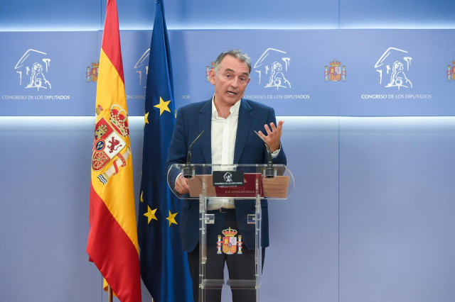 El portavoz parlamentario de IU y diputado del Grupo Plurinacional Sumar, Enrique Santiago, ofrece una rueda de prensa para presentar una iniciativa parlamentaria, en el Congreso de los Diputados, a 22 de septiembre de 2023, en Madrid (España).