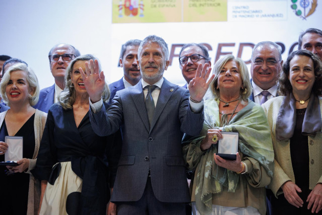 El ministro de Interior, Fernando Grande-Marlaska, y a su izquierda, la presidenta de Covite, Consuelo Ordóñez