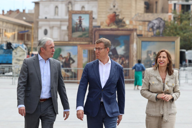 Archivo - (I-D) El alcalde de Zaragoza, Jorge Azcón, el  presidente del Partido Popular, Alberto Núñez Feijóo, y la candidata del PP a la Alcaldía de Zaragoza, Natalia Chueca, llegan a la Plaza del Pilar, a 27 de abril de 2023, en Zaragoza, Aragón (España
