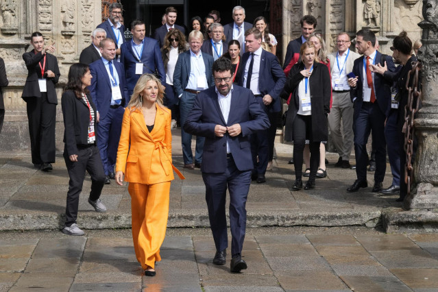 La vicepresidenta segunda y ministra de Trabajos y Asuntos Económicos, Yolanda Díaz y el secretario de Estado de empleo y economía social, Joaquín Pérez Rey, antes de realizarse la foto de familia tras participar en el segundo día del encuentro de Alto Ni