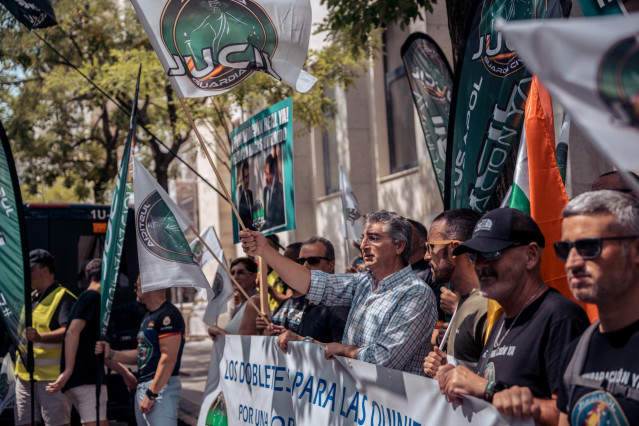 Archivo - Varias personas durante una protesta convocada por la Asociación Profesional Justicia para la Guardia Civil (JUCIL), frente a la Dirección General de la Guardia Civil, a 28 de junio de 2023, en Madrid (España).