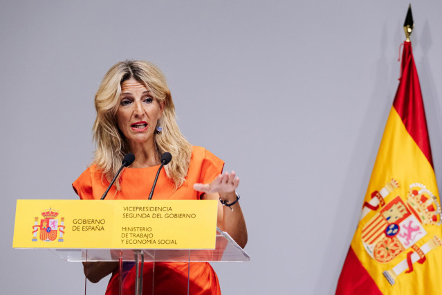 La vicepresidenta segunda y ministra de Trabajo y Economía Social en funciones, Yolanda Díaz, ofrece una rueda de prensa tras una reunión en la sede del Ministerio, a 28 de agosto de 2023, en Madrid (España).