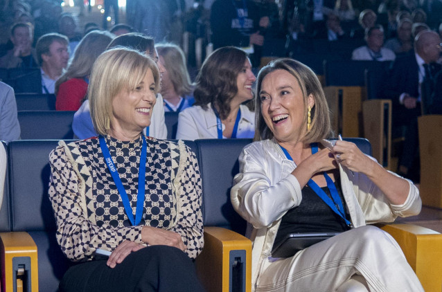 La portavoz del Partido Popular en el Congreso, Cuca Gamarra, y la candidata del PP a presidir la FEMP, María José García-Pelayo (i), durante el congreso de la Femp en el Palacio Municipal de Congresos, a 23 de septiembre de 2023, en Madrid (España).