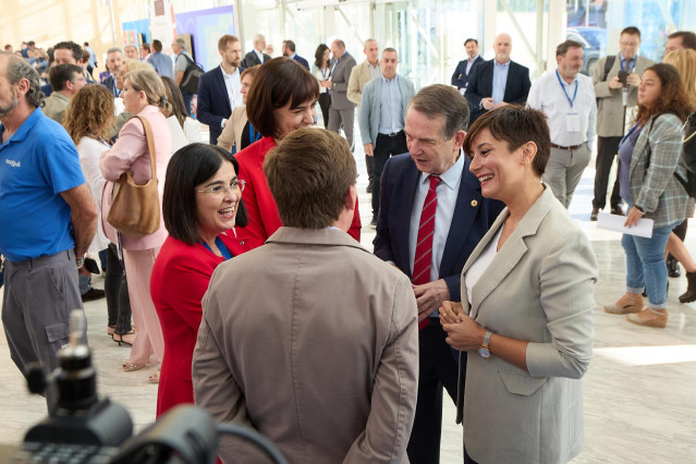 (I-D) la alcaldesa de Las Palmas de Gran Canaria, Carolina Darias, la ministra de Ciencia e Innovación en funciones, Diana Morant, el alcalde de Madrid, José Luis Martínez Almeida, el alcalde de Vigo, Abel Caballero y la ministra Portavoz del Gobierno en