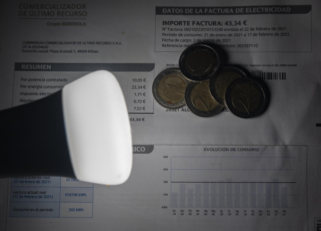 Archivo - Una lámpara refleja el importe de una factura de la luz.