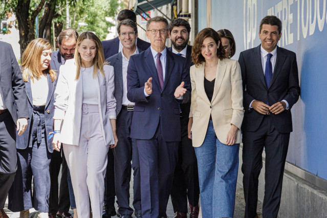 Archivo - El presidente del Partido Popular, Alberto Núñez Feijóo (c), a su llegada a la Junta Directiva del PP, en la sede de Génova, a 30 de mayo de 2023, en Madrid (España). Durante la Junta Directiva, Feijóo ha llamado a no bajar la guardia y trabajar